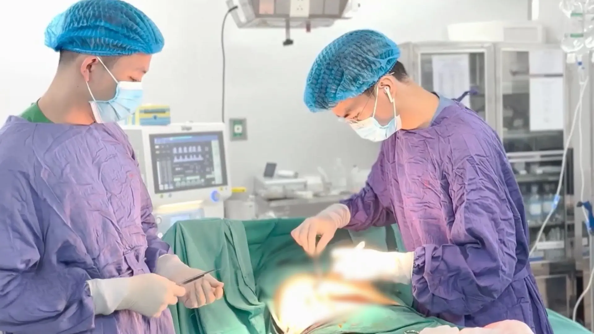 Cắt bỏ khối u nặng gần 4kg cho bệnh nhân 76 tuổi